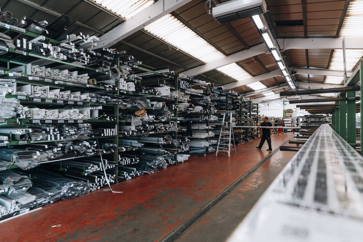 Gang tussen de profielrekken in het magazijn