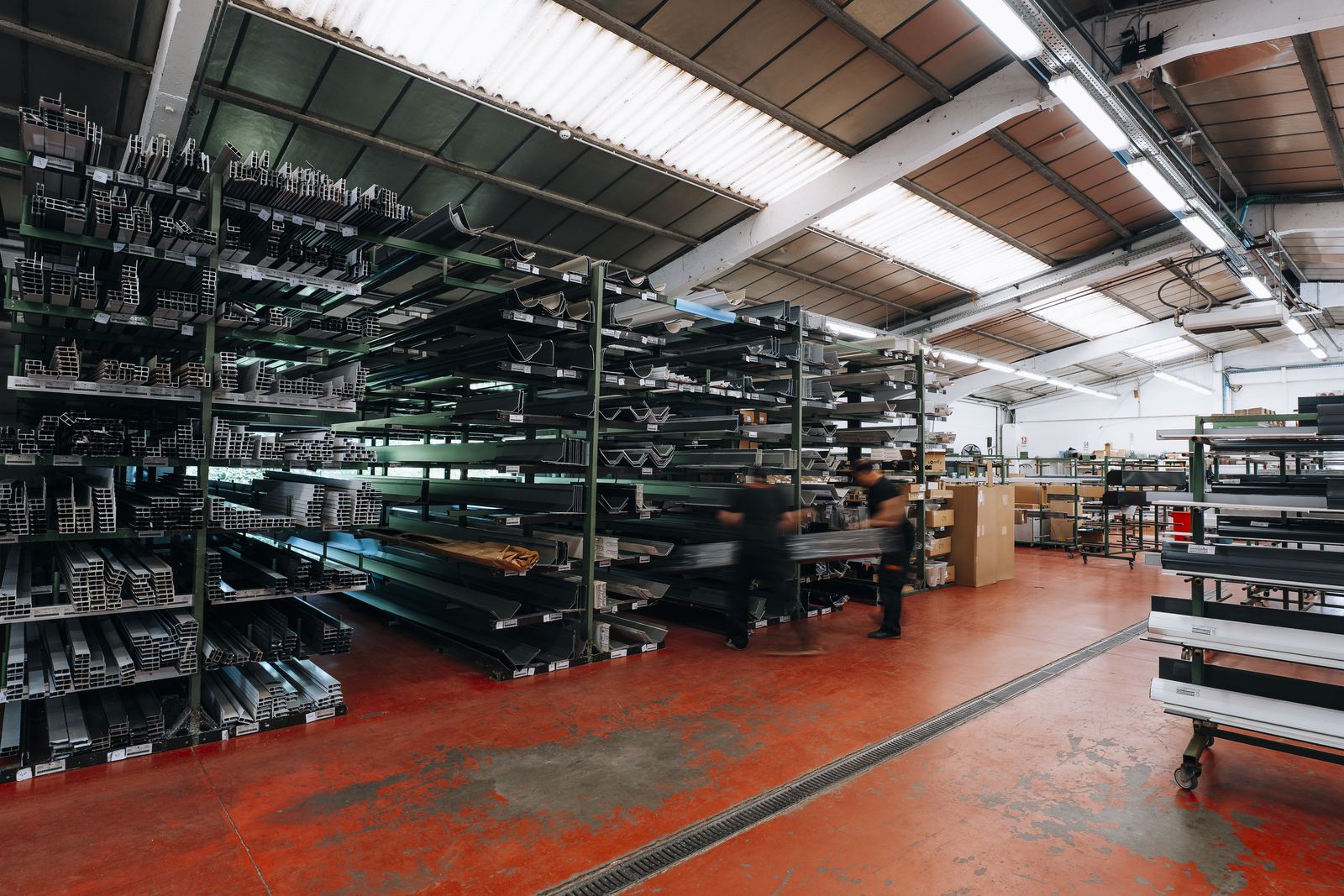 Magazijn met rekken vol aluminium profielen