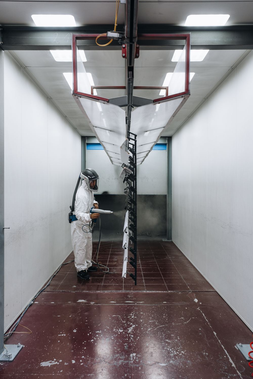 Lange spuitcabine met profielen aan de ophanglijn