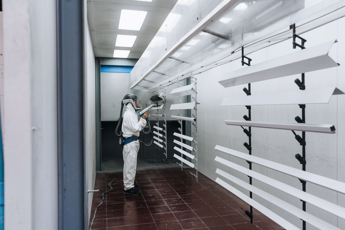 Spuitcabine met witte profielen aan de haken