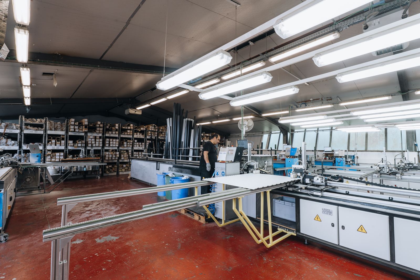 Productiehal voor rolluiken met zaaglijn en werktafels