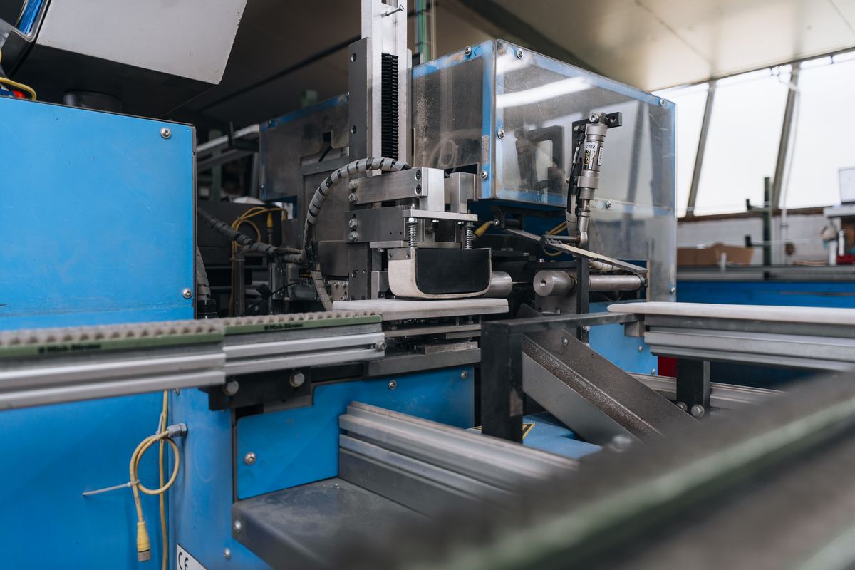 Blauwe productiemachine van dichtbij