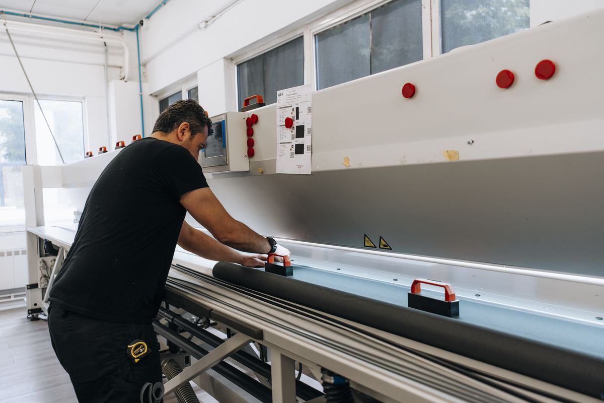 Medewerker werkt een screen af op de montagetafel