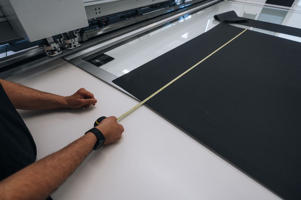 Handen meten screendoek op de snijtafel