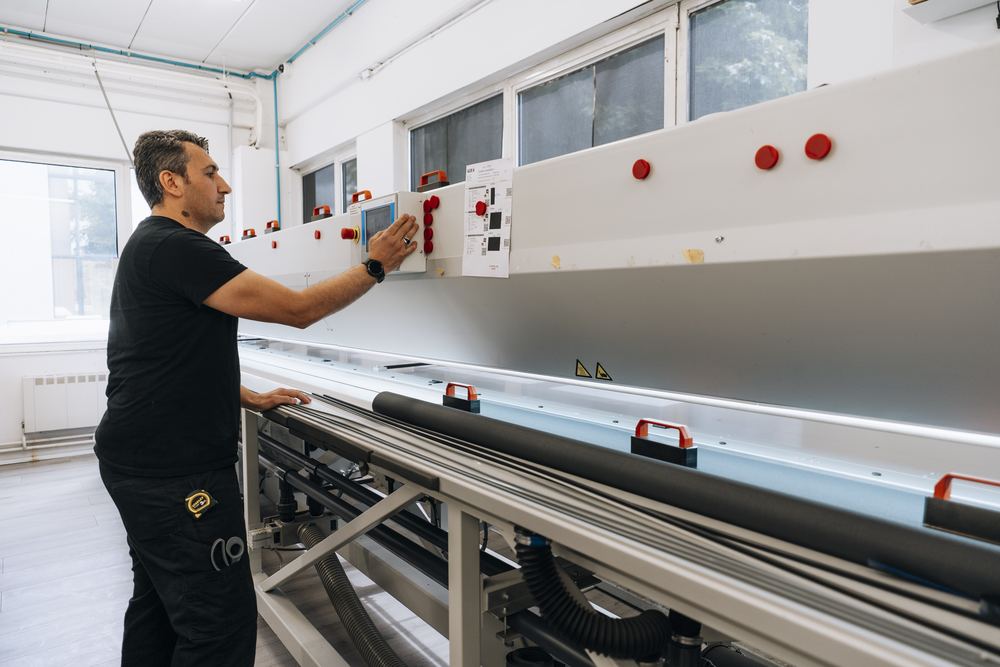 Medewerker aan de montagebank voor screens