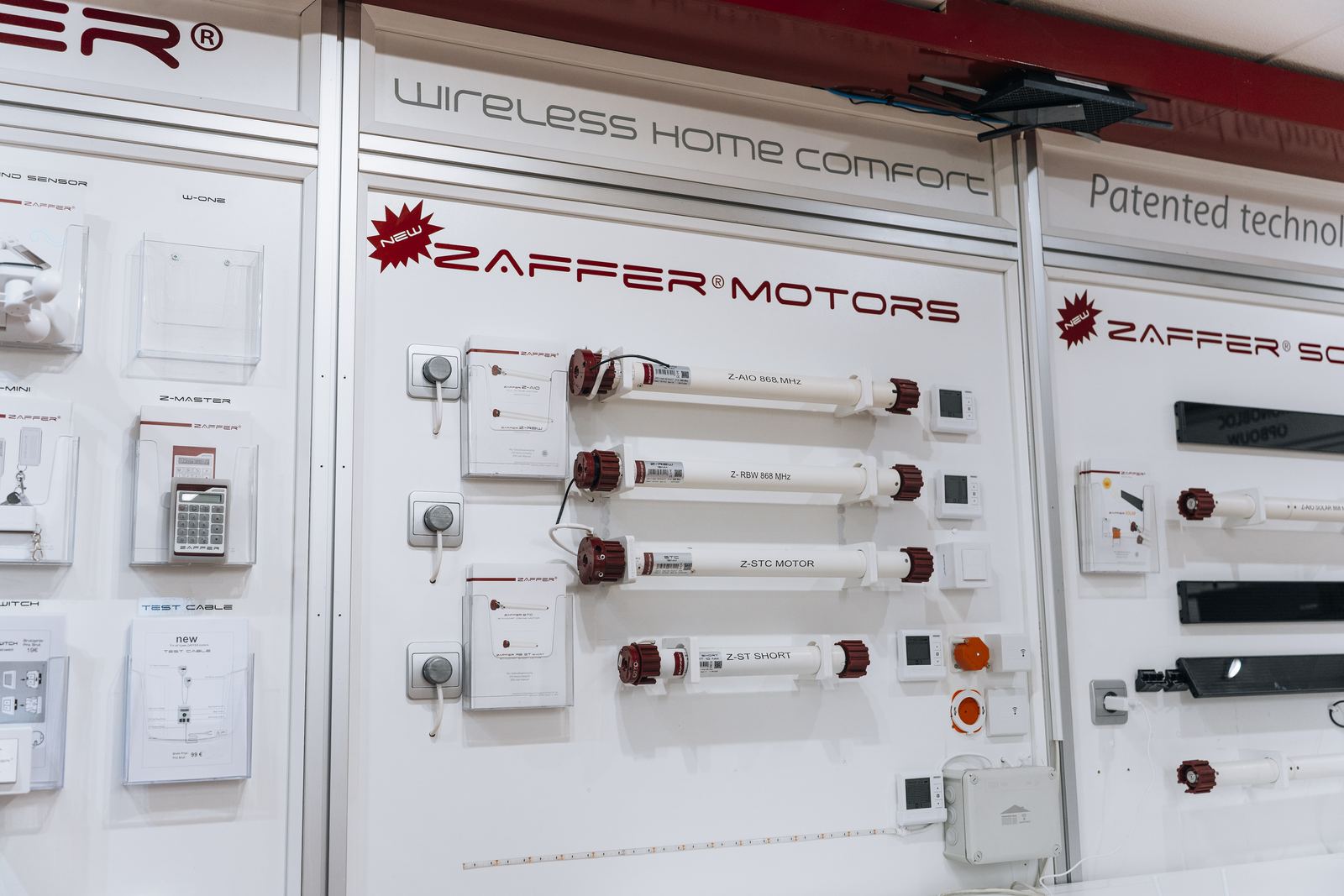 Showroomwand met Zaffer-motoren en -bedieningen